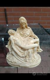 statuetta "la pietà" di A. Santini 