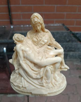 statuetta "la pietà" di A. Santini 