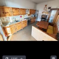 cucina con tavolo e panche 