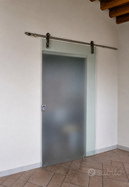 Porta scorrevole in vetro satinato