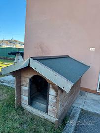 Cuccia per cani da esterno in legno