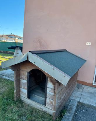 Cuccia per cani da esterno in legno
