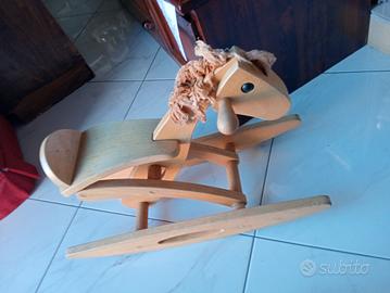 cavallo a dondolo plan toys 