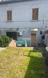 VILLETTA INDIPENDENTE CON BOX E GIARDINO