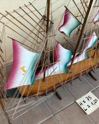 Modellino di barca in legno con vele tricolori