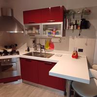 Cucina ad angolo con penisola e dispensa