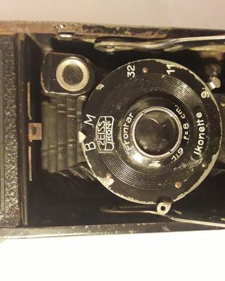 Antica macchina fotografica a soffietto