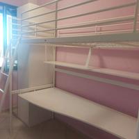 Letto a soppalco con mensola scrivania