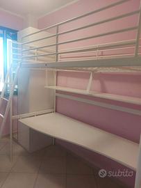 Letto a soppalco con mensola scrivania