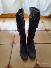 stivali grigio in camoscio 