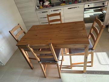 Tavolo di legno marrone con 4 siede Ikea