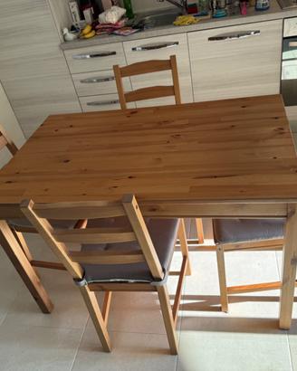 Tavolo di legno marrone con 4 siede Ikea