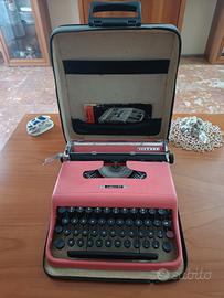 Macchina da scrivere Olivetti Lettera 22 rosa 