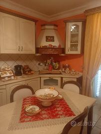cucina con elettrodomestici 