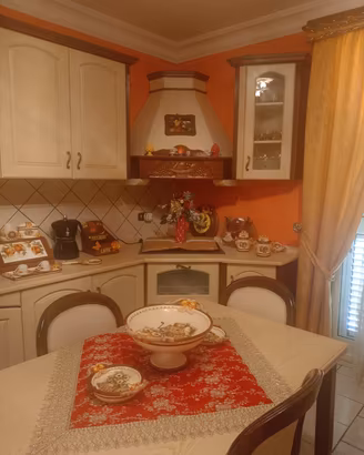 cucina con elettrodomestici 