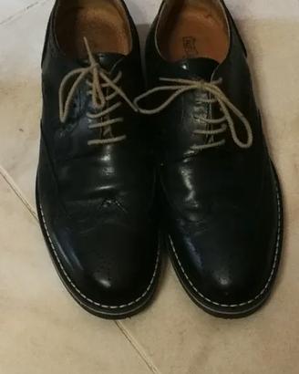 Scarpe riflessi urbani