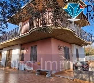 Villetta singola con ampi spazi esterni e garage