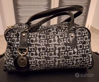 Borsa nera con scritte