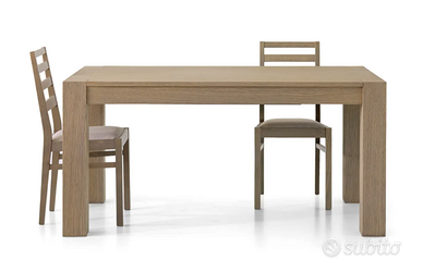 Tavolo in legno allungabile.