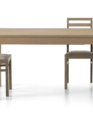 Tavolo in legno allungabile.