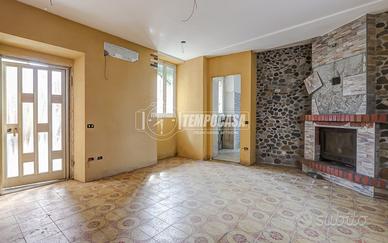 TERRATETTO SU DUE LIVELLI DA RISTRUTTURARE, con ca