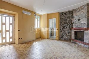 TERRATETTO SU DUE LIVELLI DA RISTRUTTURARE, con ca