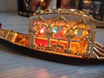 Gondola veneziana che si illumina