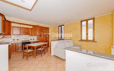 AMPIO BILOCALE CON CANTINA E LOCALE COMMERCIALE