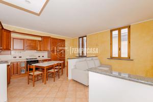 AMPIO BILOCALE CON CANTINA E LOCALE COMMERCIALE