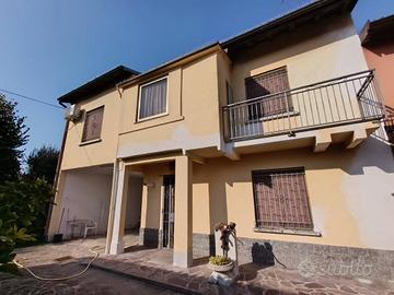 Villa di 180 m² con più di 5 locali e box auto a B