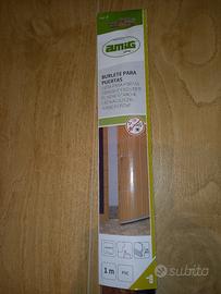 Paraspifferi per porte con adesivo