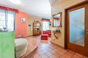 VILLA CON GIARDINO PERIMETRALE, TAVERNA E BOX DOP