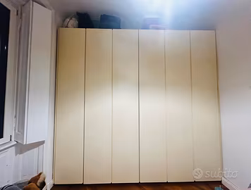 Armadio di legno color burro