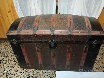 Forziere baule antico dell'800 in legno e ferro
