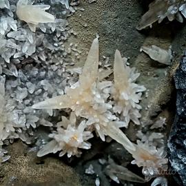 Minerale, calcite raggiante 