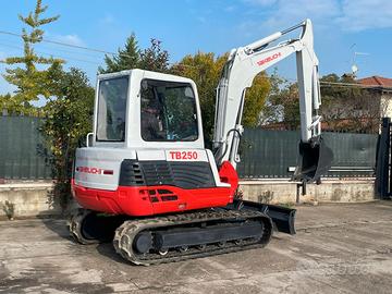 E116 Escavatore 50 q Takeuchi TB250