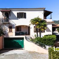 Villetta su due livelli a pochi passi dal mare