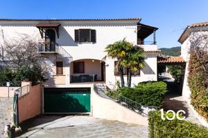 Villetta su due livelli a pochi passi dal mare