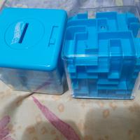 2 Cubi Hot Wells Azzurri – Salvadanaio Labirinto 