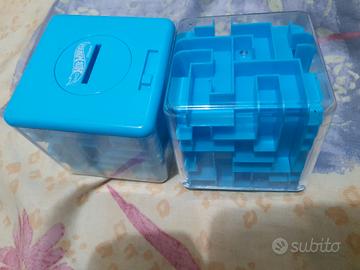 2 Cubi Hot Wells Azzurri – Salvadanaio Labirinto 