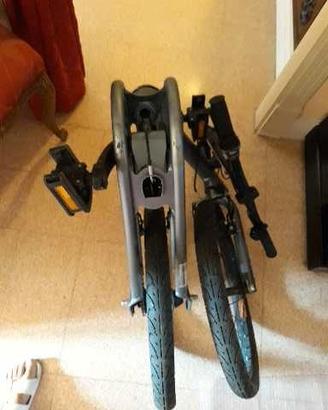 Bicicletta pieghevole con casco