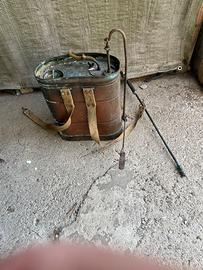 Pompa a spalla vintage in rame.
