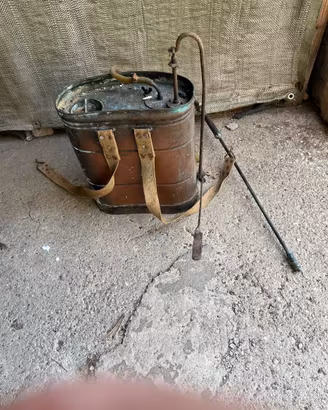 Pompa a spalla vintage in rame.
