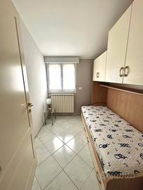 Mobile a ponte con letto singolo e cassettoni