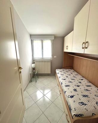 Mobile a ponte con letto singolo e cassettoni