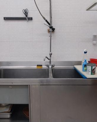 ARREDI E MACCHINARI CUCINA PROFESSIONALE