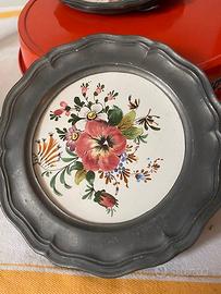 Piatti in peltro e ceramica