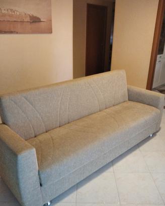 Divano come nuovo  in tessuto