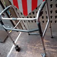 deambulatore o carrello anziana 