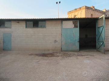 Piazzale con tettoia